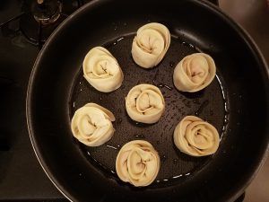 フライパンに油をひき餃子を並べる