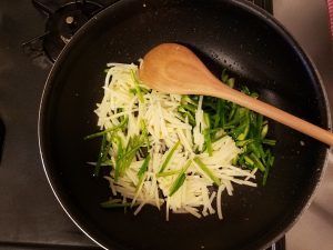 野菜を炒める