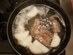 豚肉も茹でる