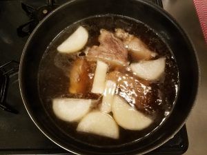 大根と豚肉を煮込む