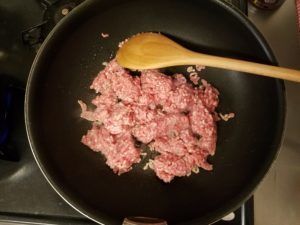 ごま油で挽肉を炒める