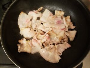 豚肉を炒める