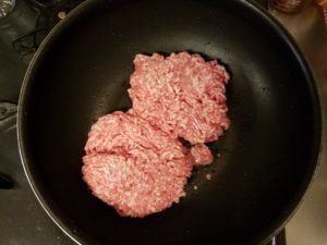 豚ひき肉を投入