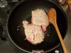 豚ひき肉に焼き目をつける