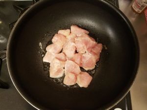 鶏肉を炒める